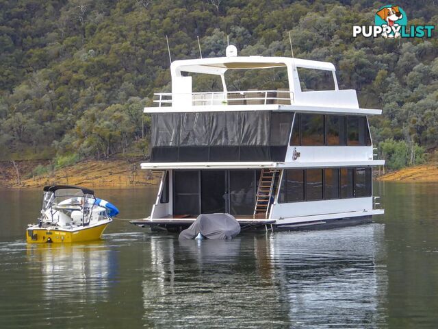 EZE Houseboat Holiday Home on Lake Eildon