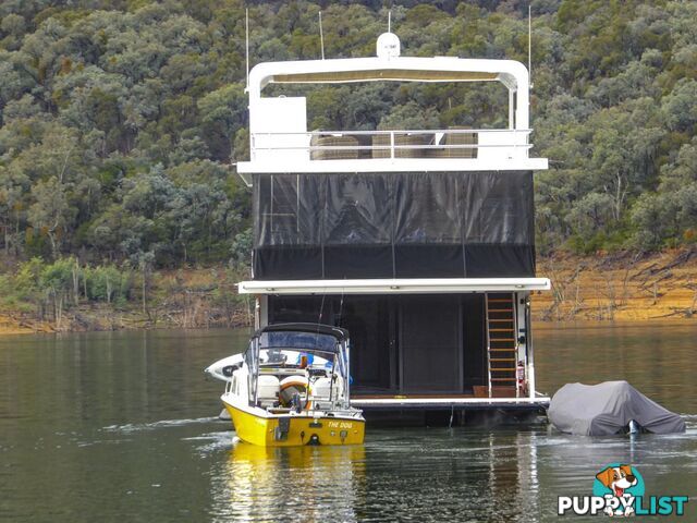 EZE Houseboat Holiday Home on Lake Eildon