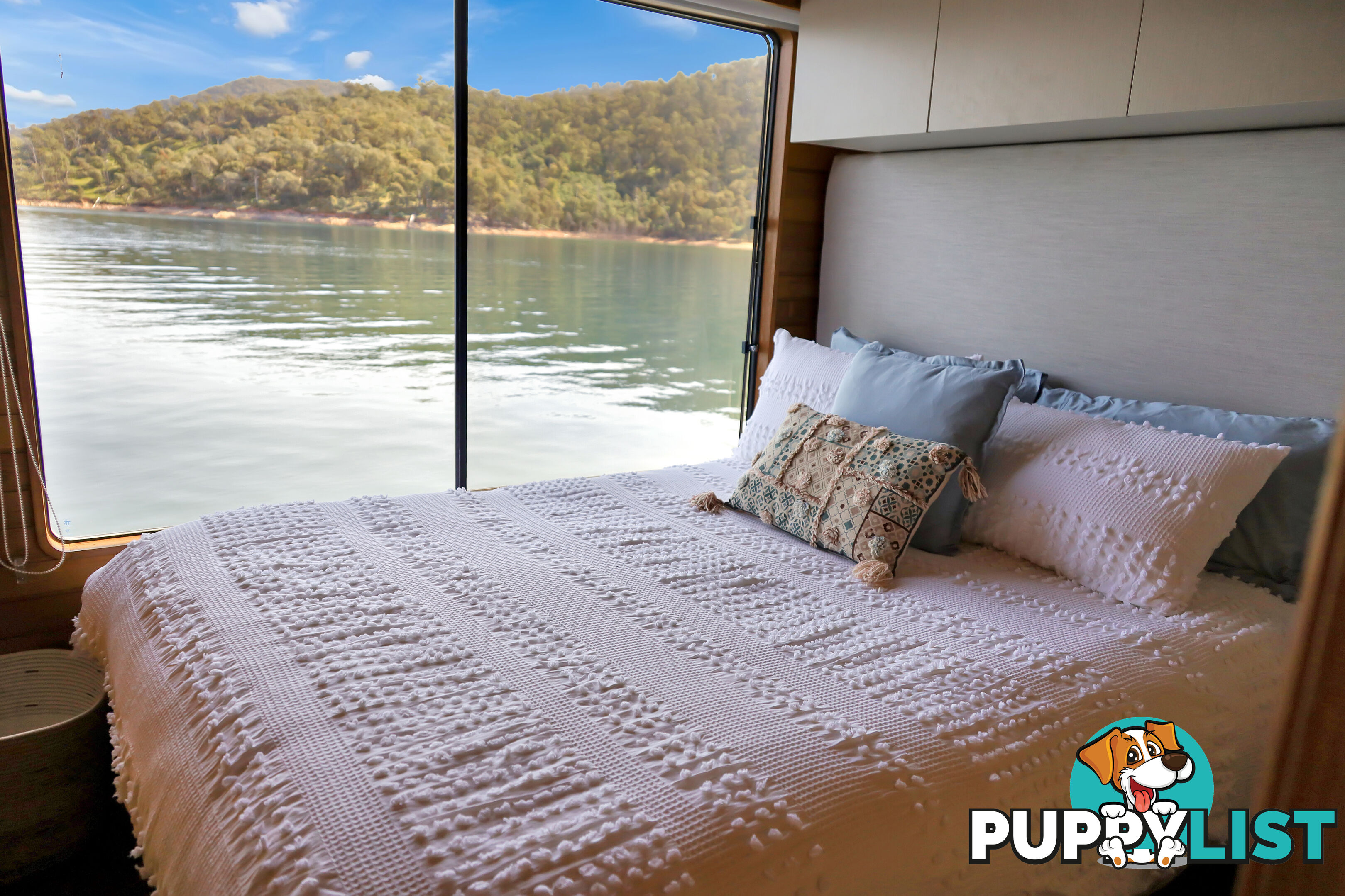 Showtime Houseboat Holiday Home on Lake Eildon