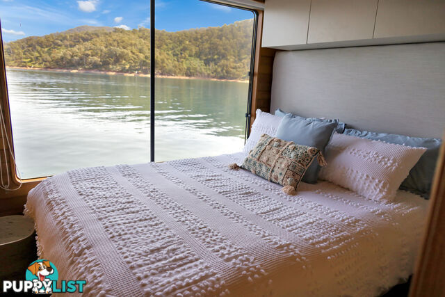 Showtime Houseboat Holiday Home on Lake Eildon