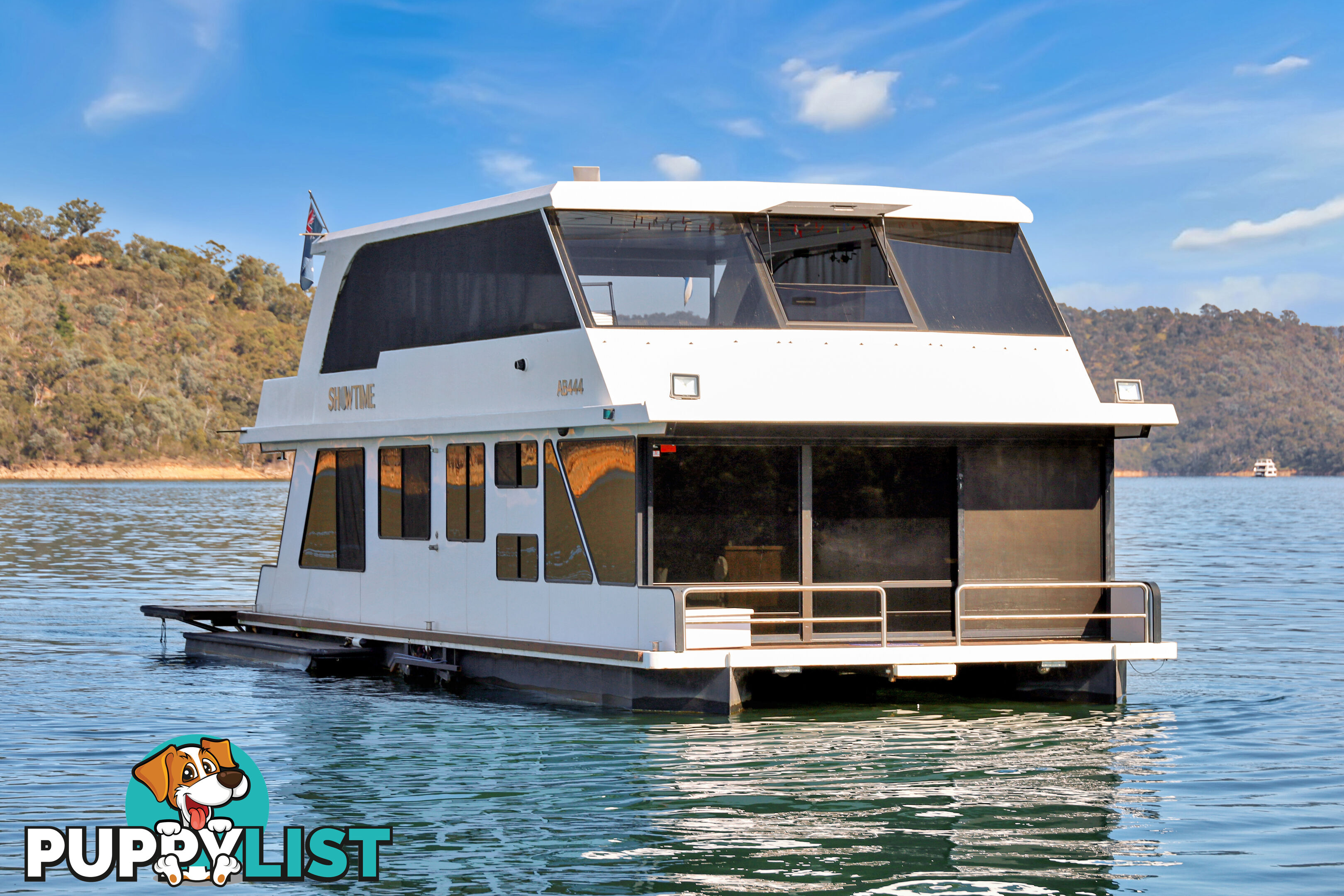 Showtime Houseboat Holiday Home on Lake Eildon