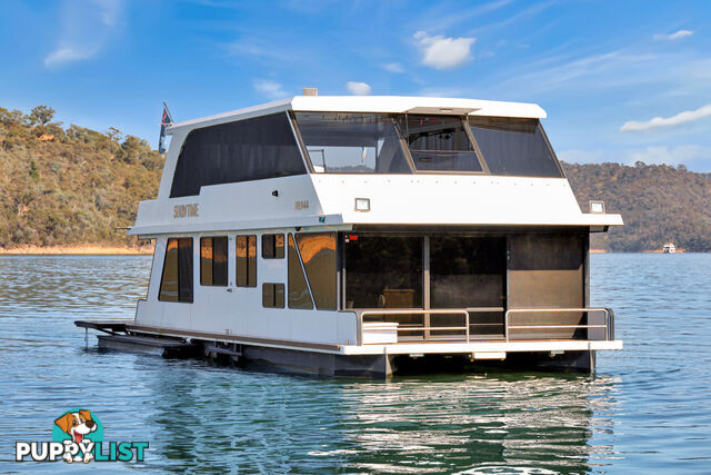 Showtime Houseboat Holiday Home on Lake Eildon