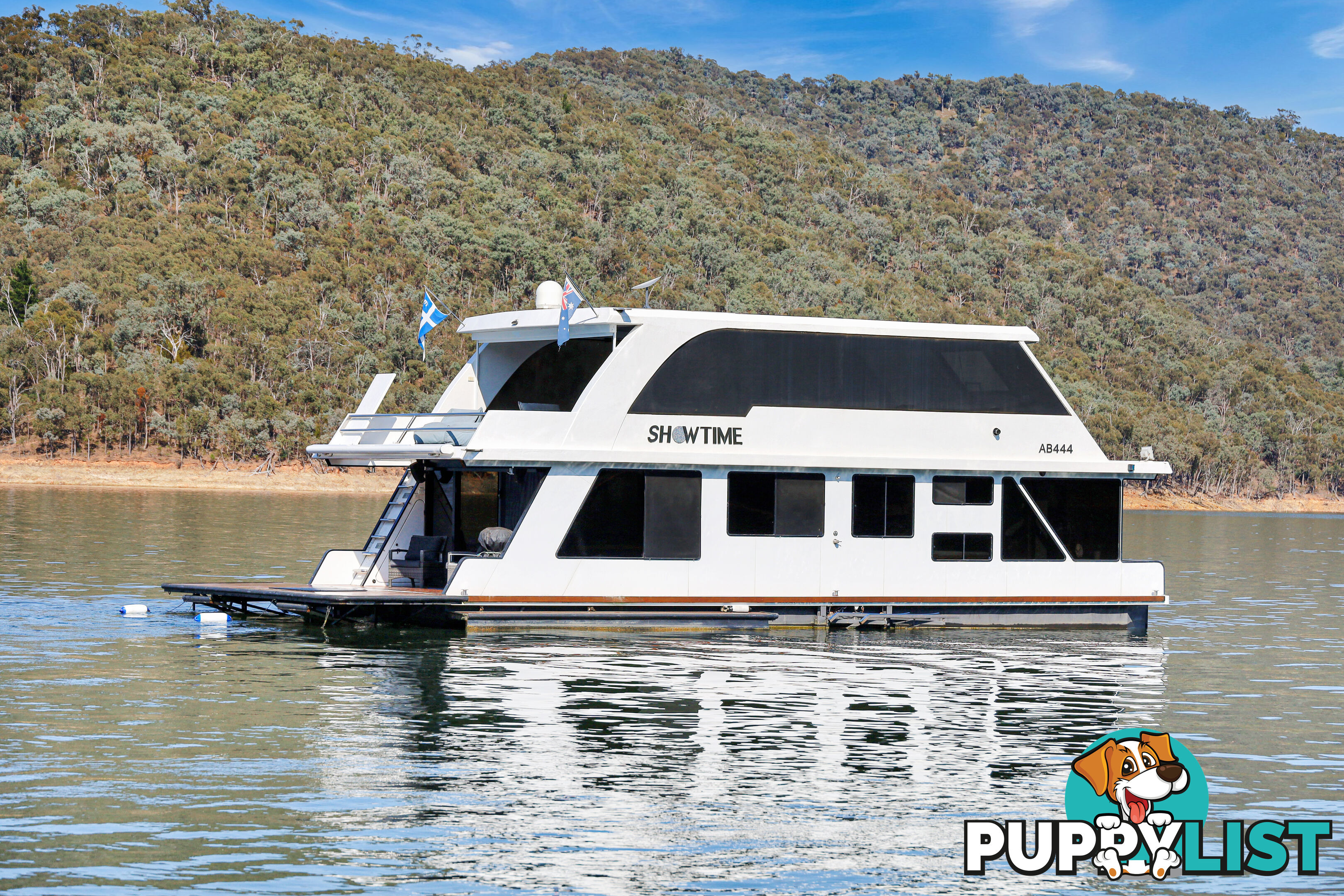 Showtime Houseboat Holiday Home on Lake Eildon