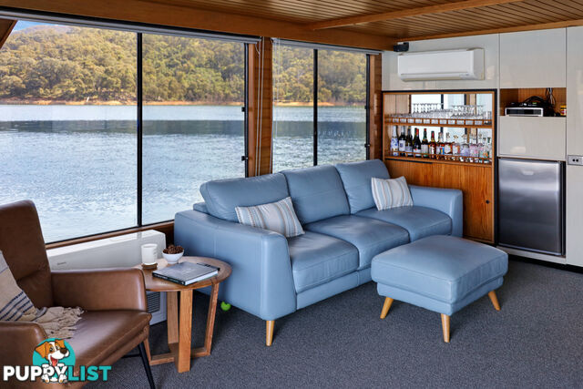 Showtime Houseboat Holiday Home on Lake Eildon