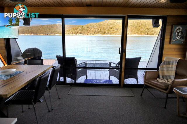 Showtime Houseboat Holiday Home on Lake Eildon