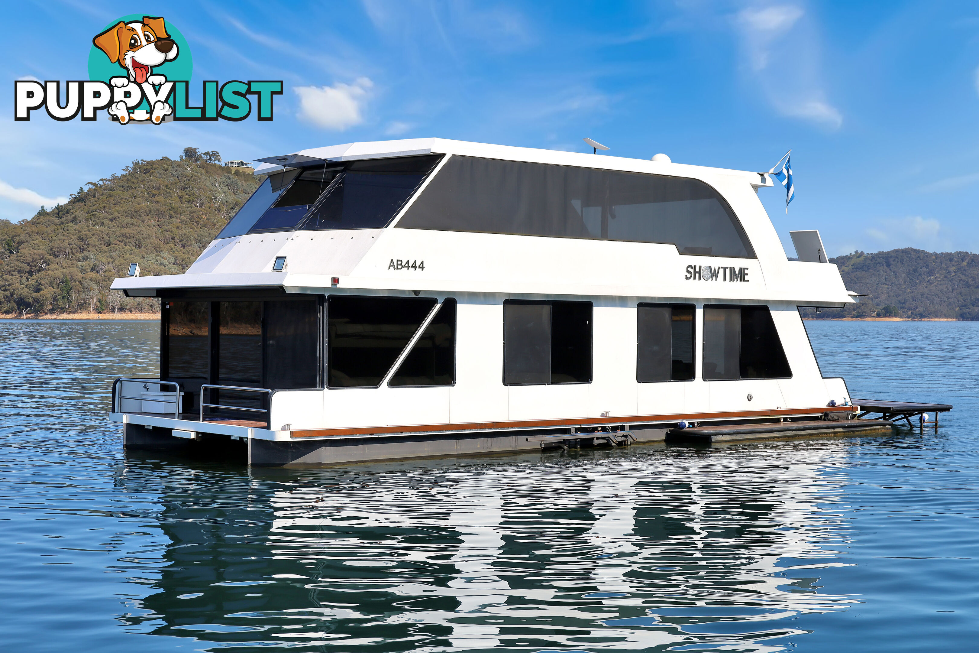 Showtime Houseboat Holiday Home on Lake Eildon