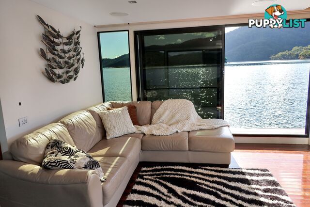 Sugoi Houseboat Holiday Home on Lake Eildon