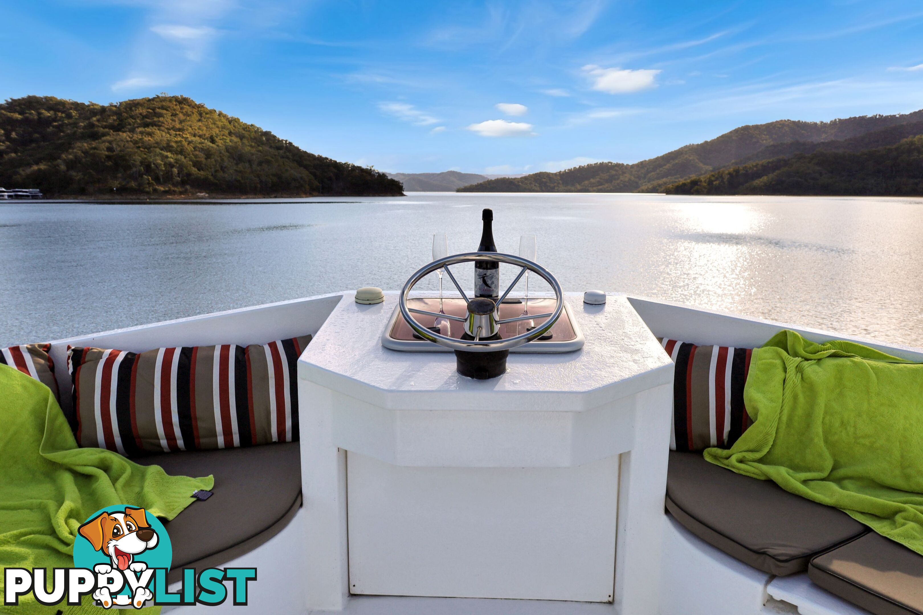 Sugoi Houseboat Holiday Home on Lake Eildon