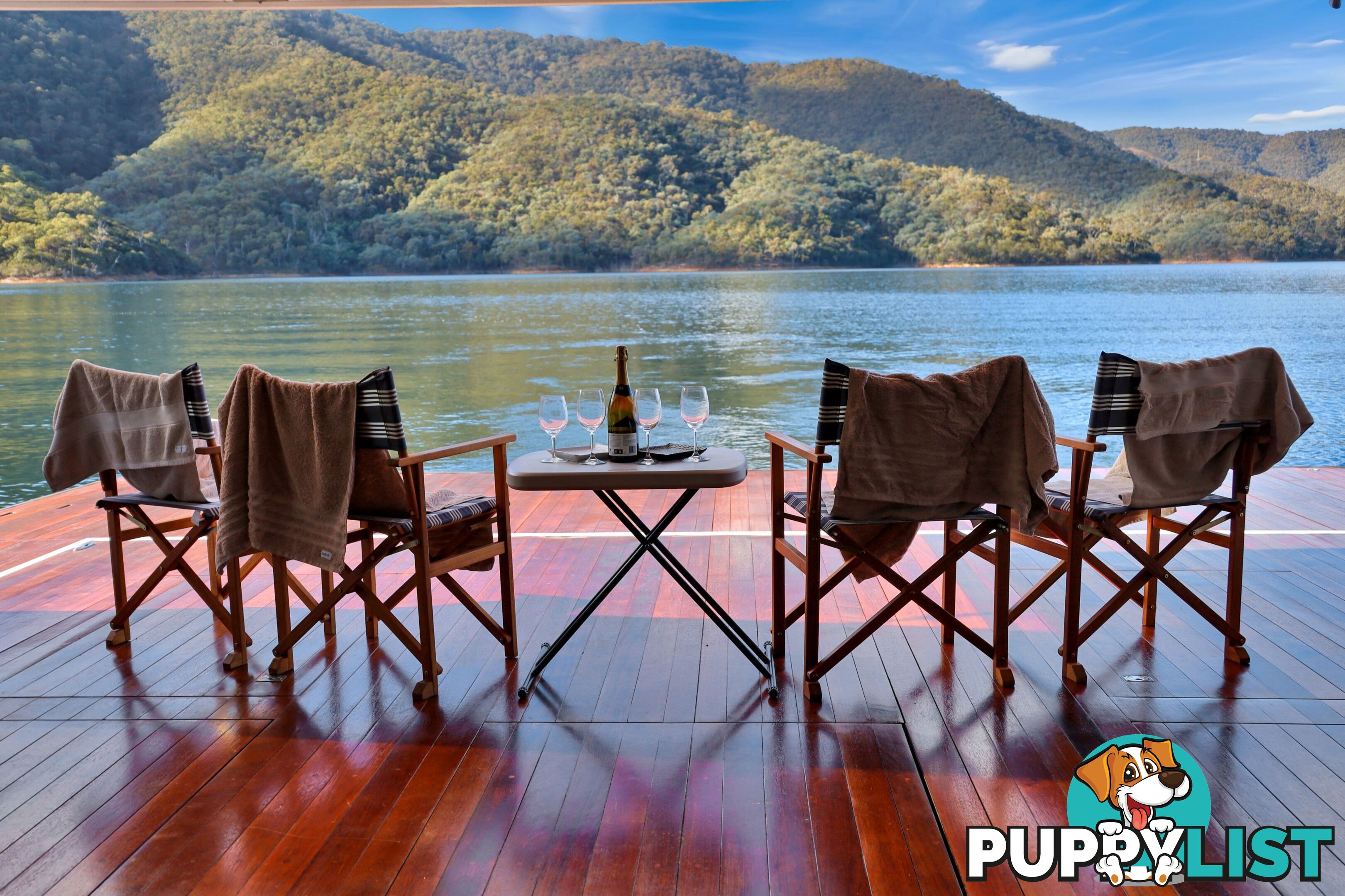 Sugoi Houseboat Holiday Home on Lake Eildon