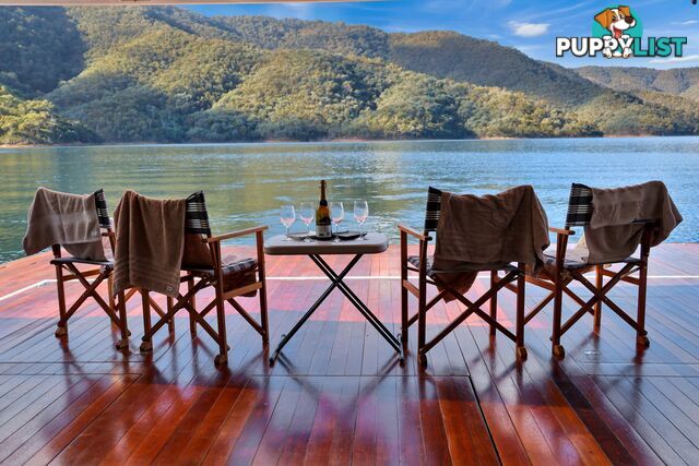 Sugoi Houseboat Holiday Home on Lake Eildon