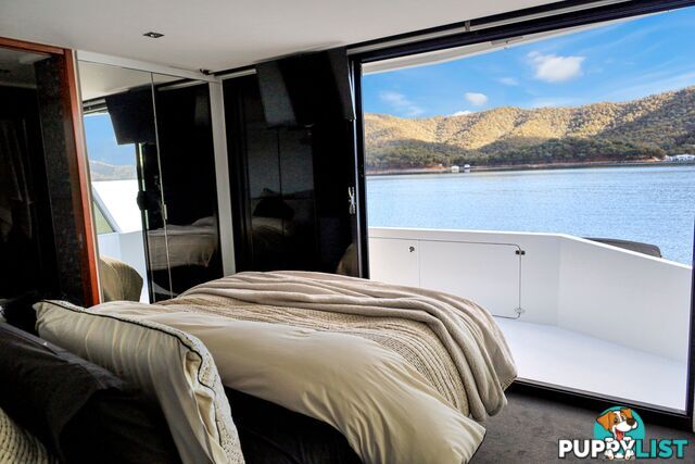 Sugoi Houseboat Holiday Home on Lake Eildon