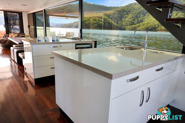 Sugoi Houseboat Holiday Home on Lake Eildon