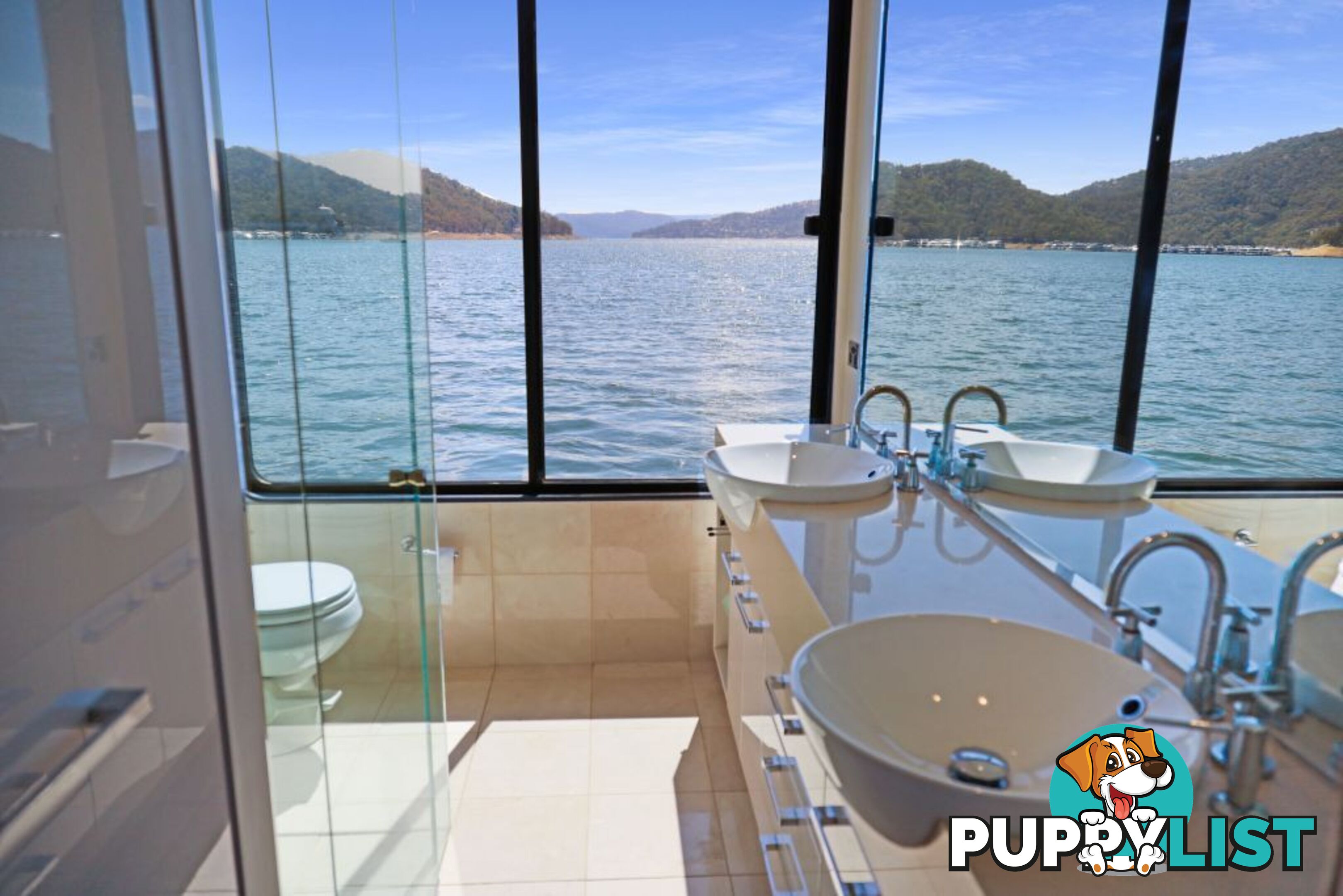 Decadence Houseboat Holiday Home on Lake Eildon