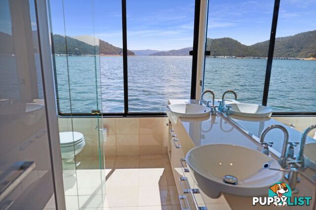 Decadence Houseboat Holiday Home on Lake Eildon