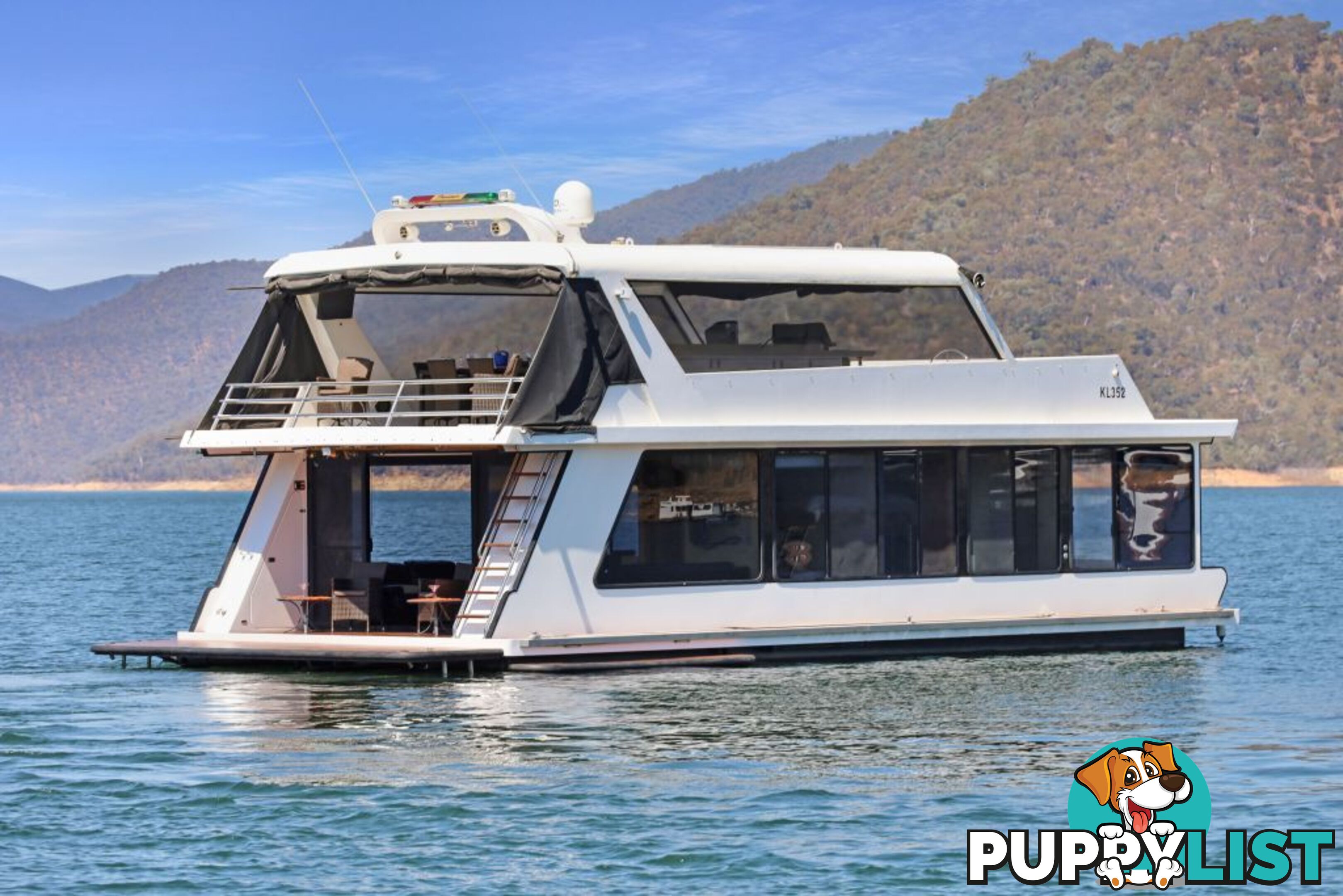Decadence Houseboat Holiday Home on Lake Eildon