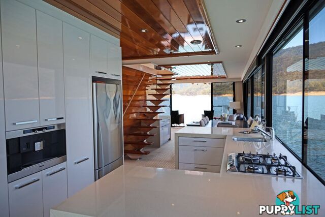 Decadence Houseboat Holiday Home on Lake Eildon