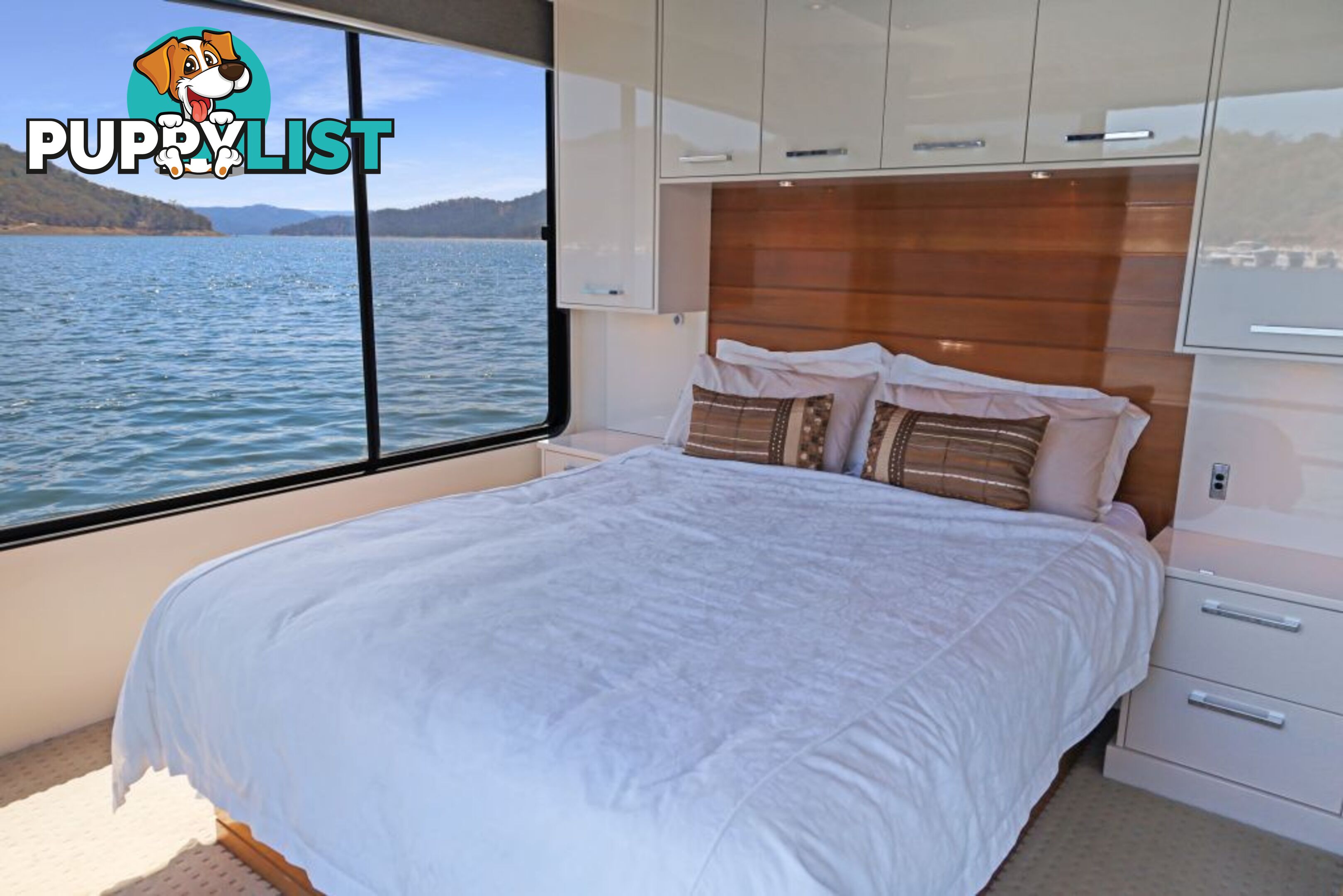 Decadence Houseboat Holiday Home on Lake Eildon