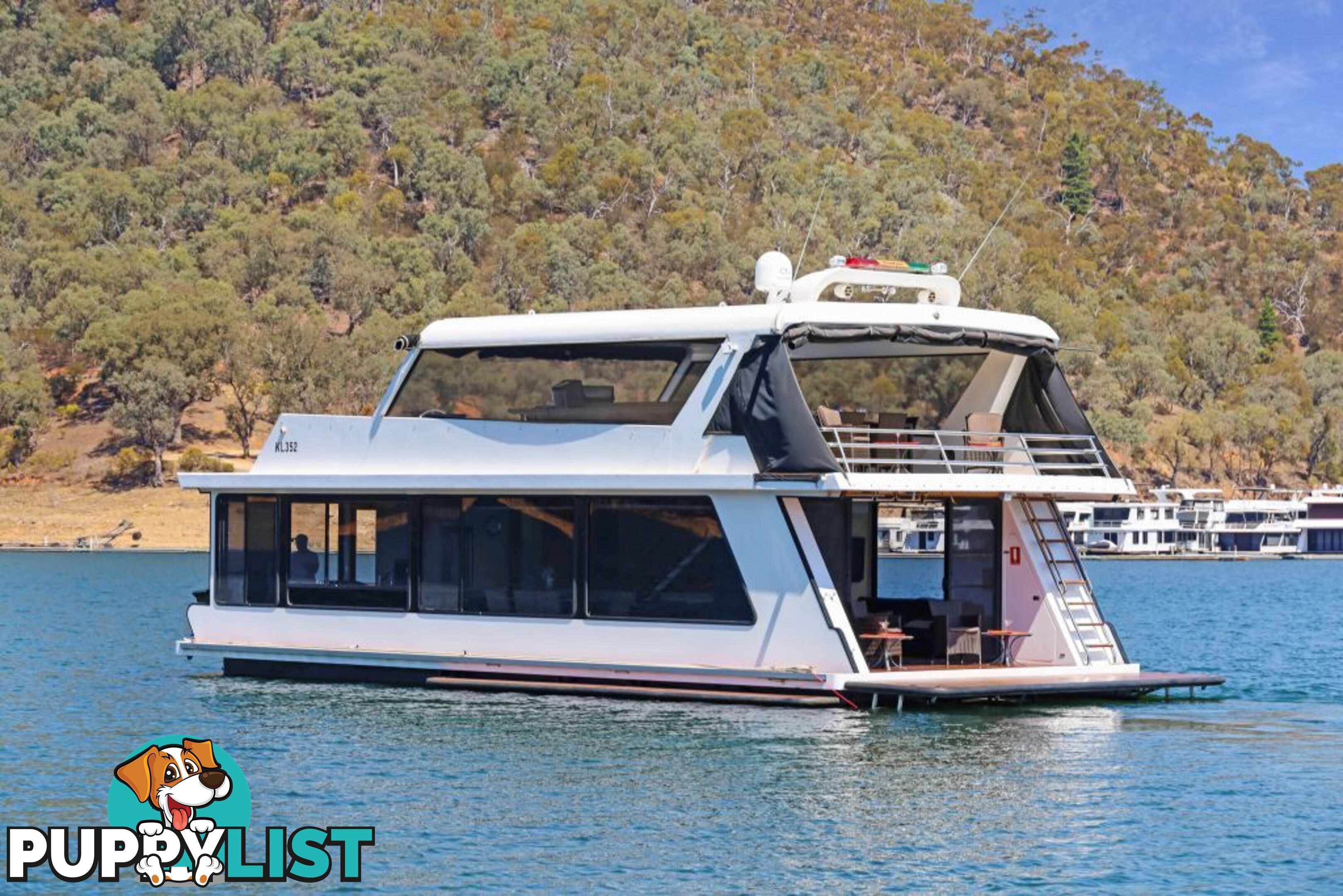 Decadence Houseboat Holiday Home on Lake Eildon