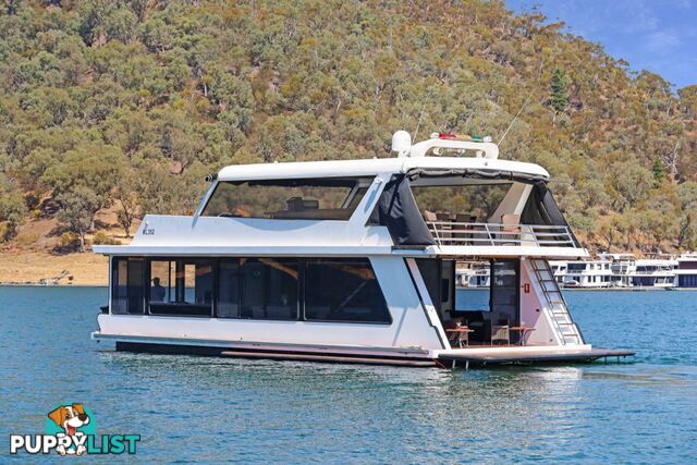 Decadence Houseboat Holiday Home on Lake Eildon