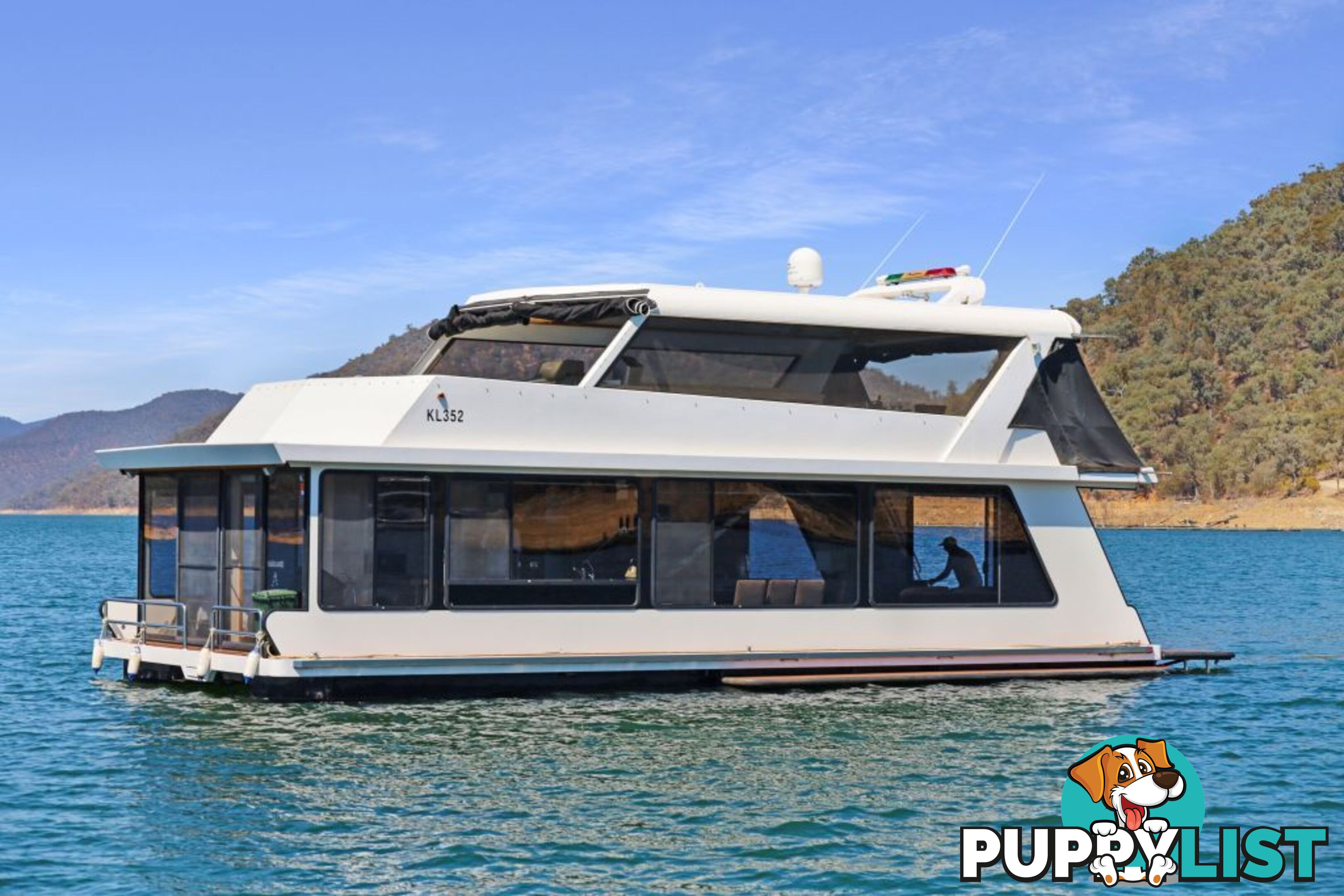 Decadence Houseboat Holiday Home on Lake Eildon