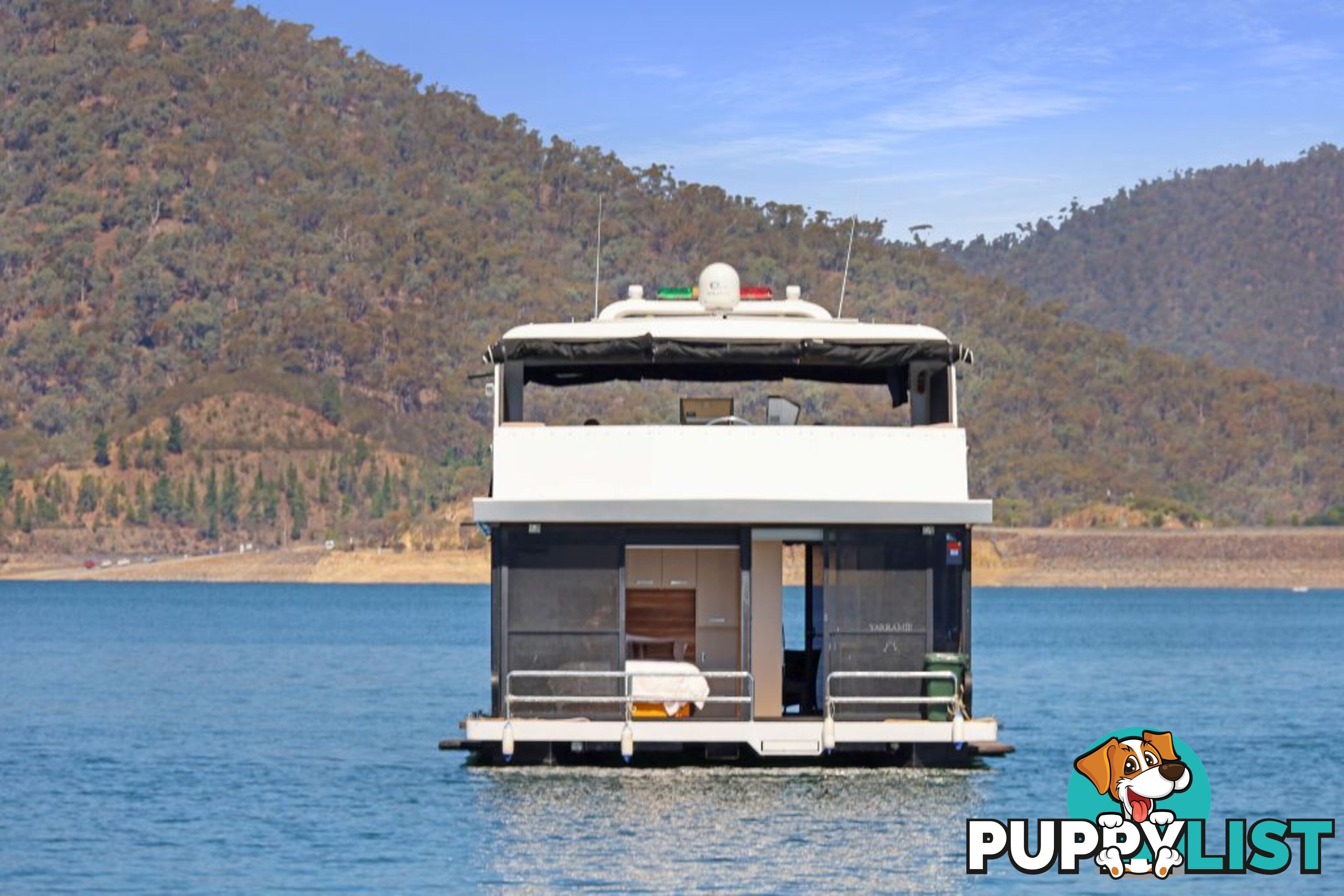 Decadence Houseboat Holiday Home on Lake Eildon