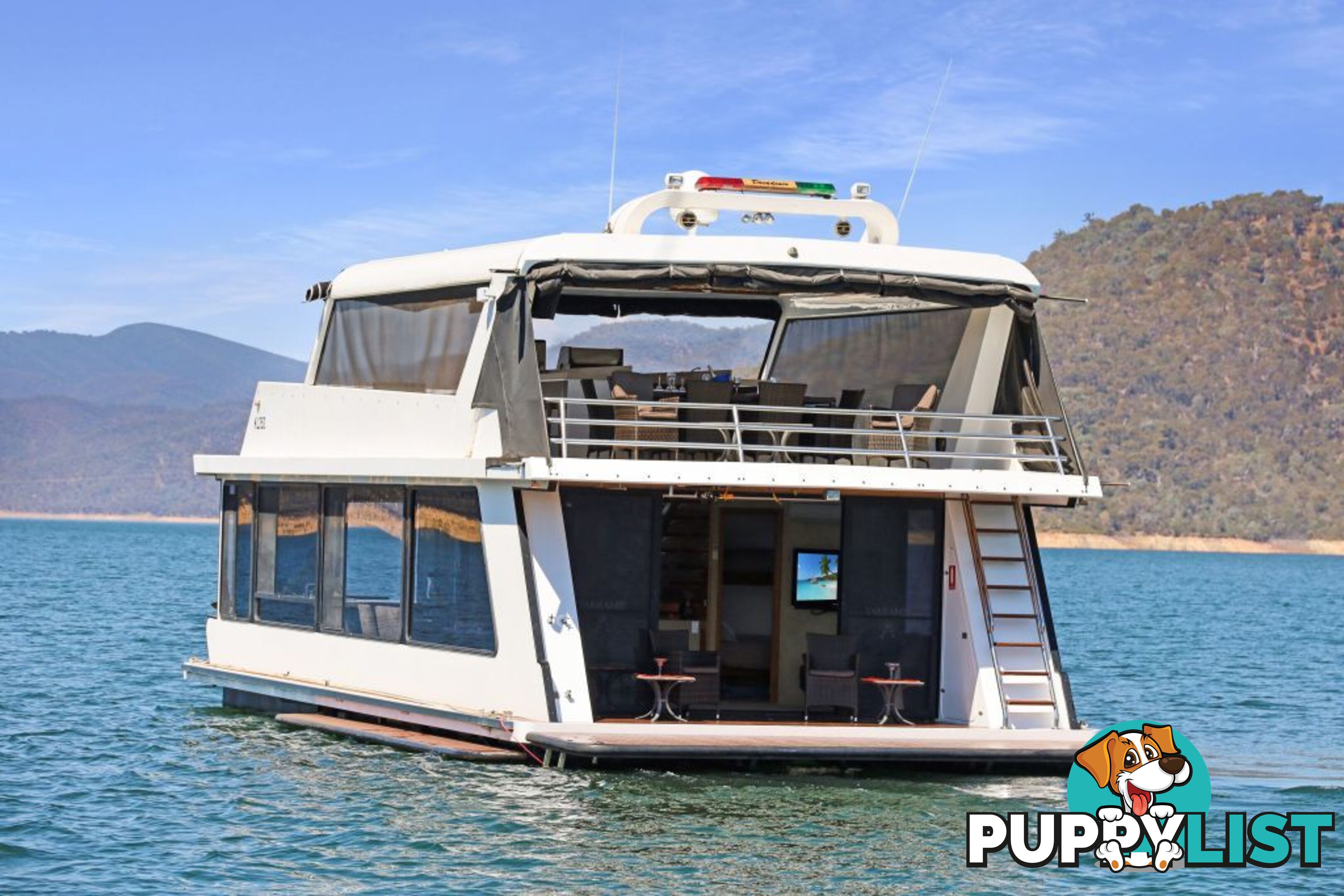 Decadence Houseboat Holiday Home on Lake Eildon
