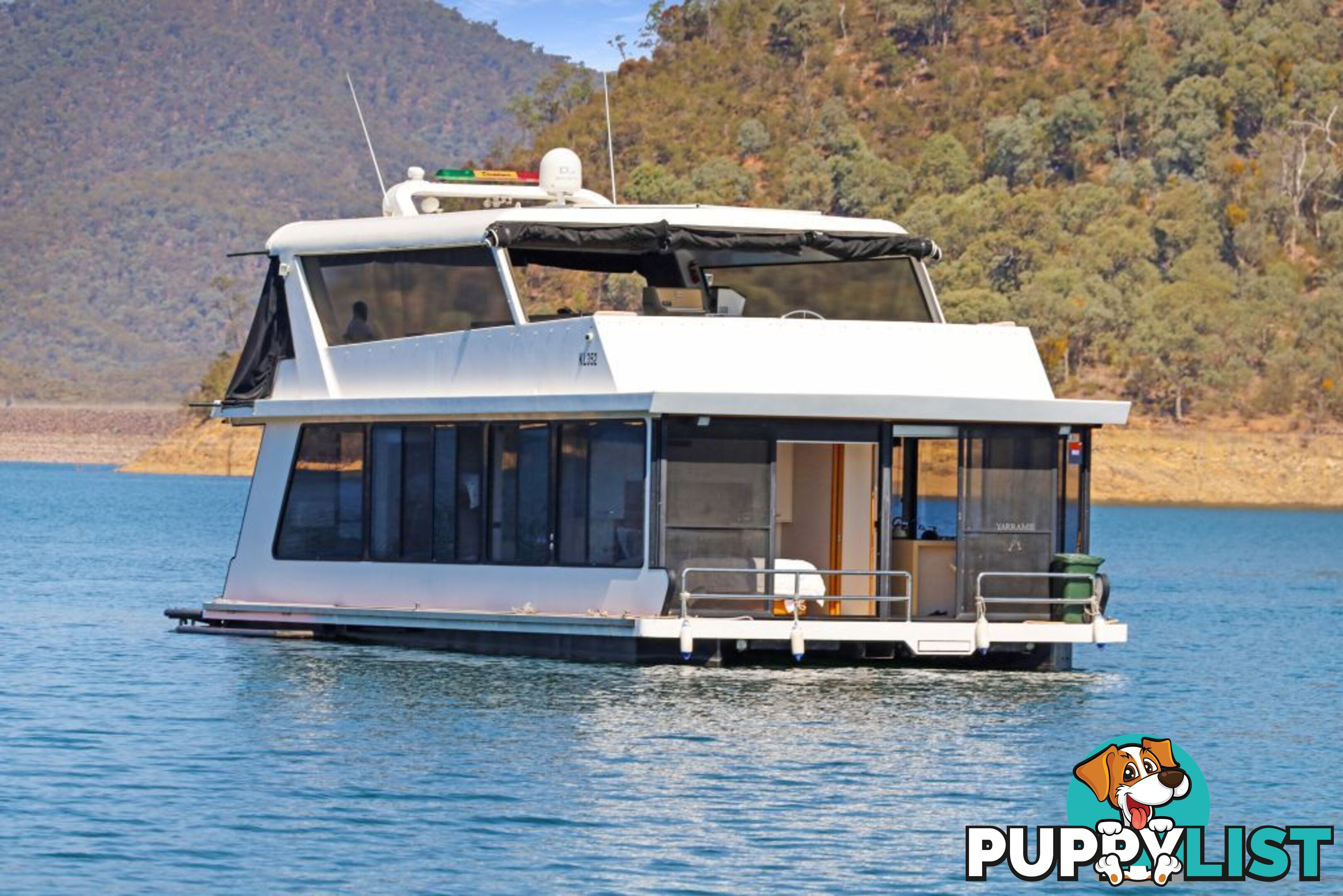 Decadence Houseboat Holiday Home on Lake Eildon