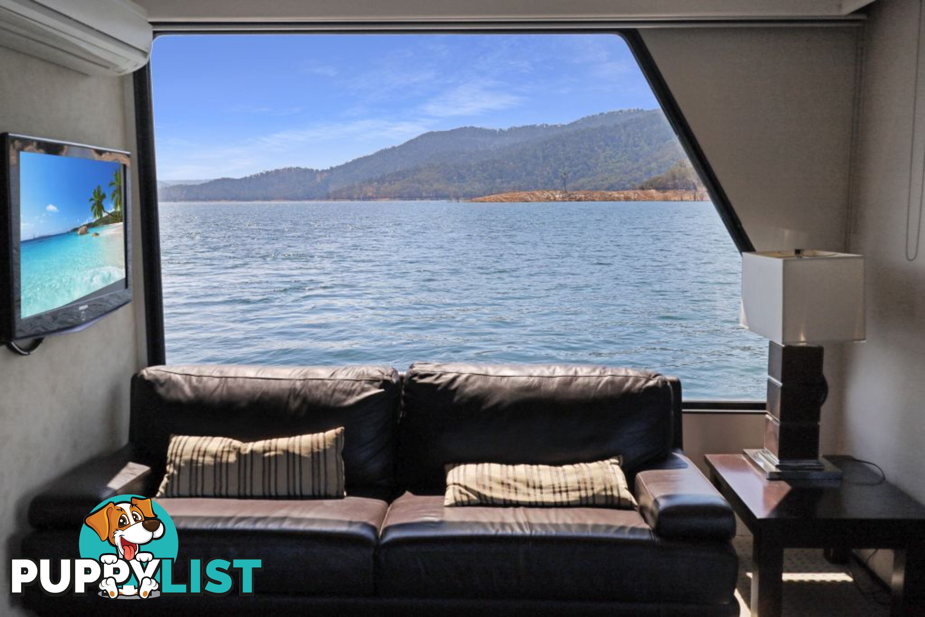 Decadence Houseboat Holiday Home on Lake Eildon