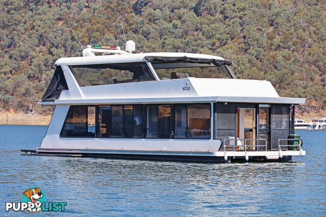 Decadence Houseboat Holiday Home on Lake Eildon
