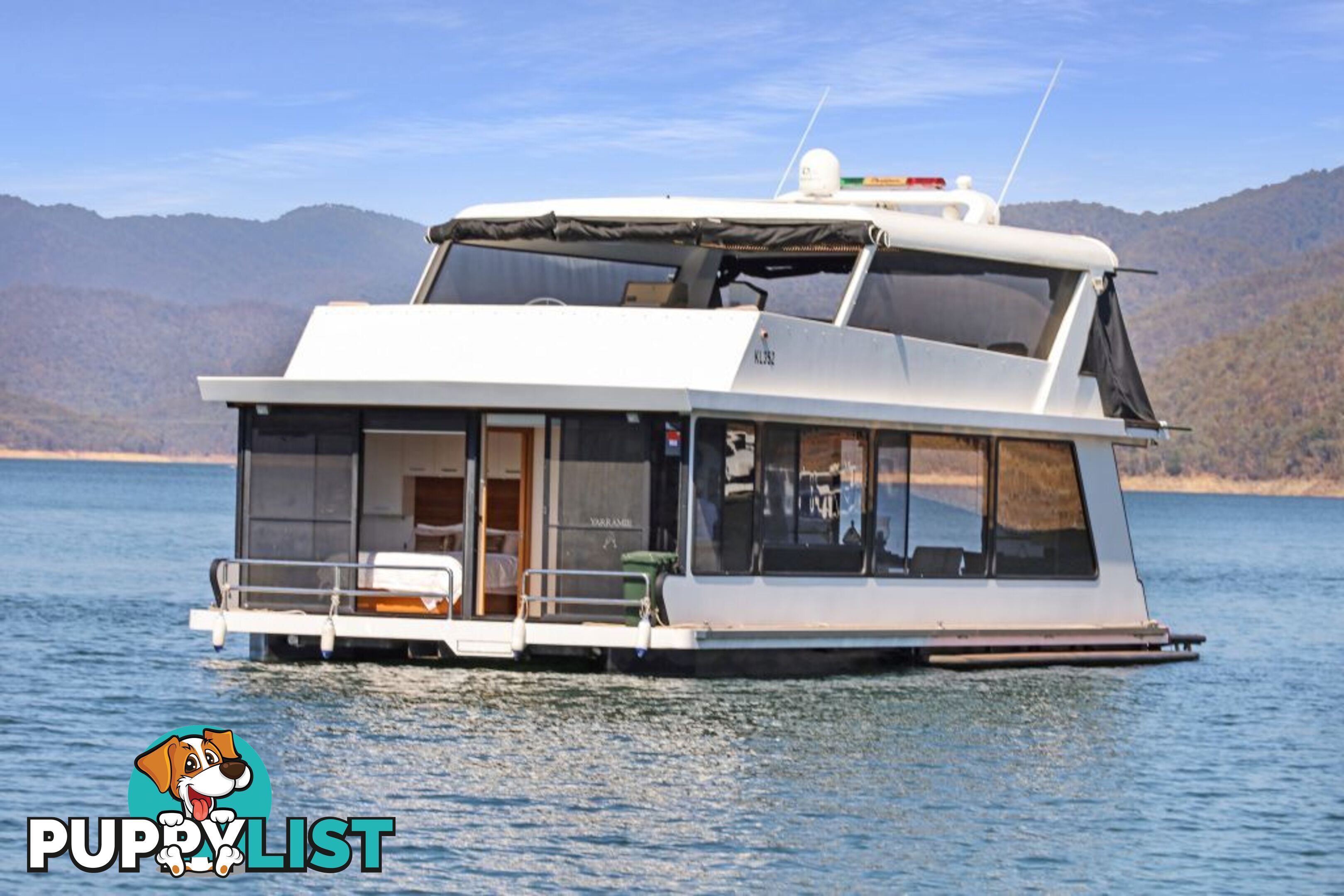 Decadence Houseboat Holiday Home on Lake Eildon