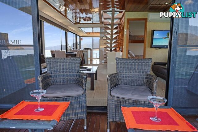 Decadence Houseboat Holiday Home on Lake Eildon