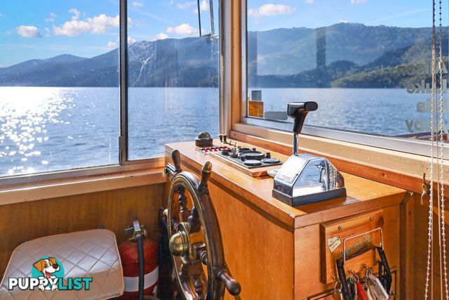 Serena Z Houseboat Holiday Home on Lake Eildon