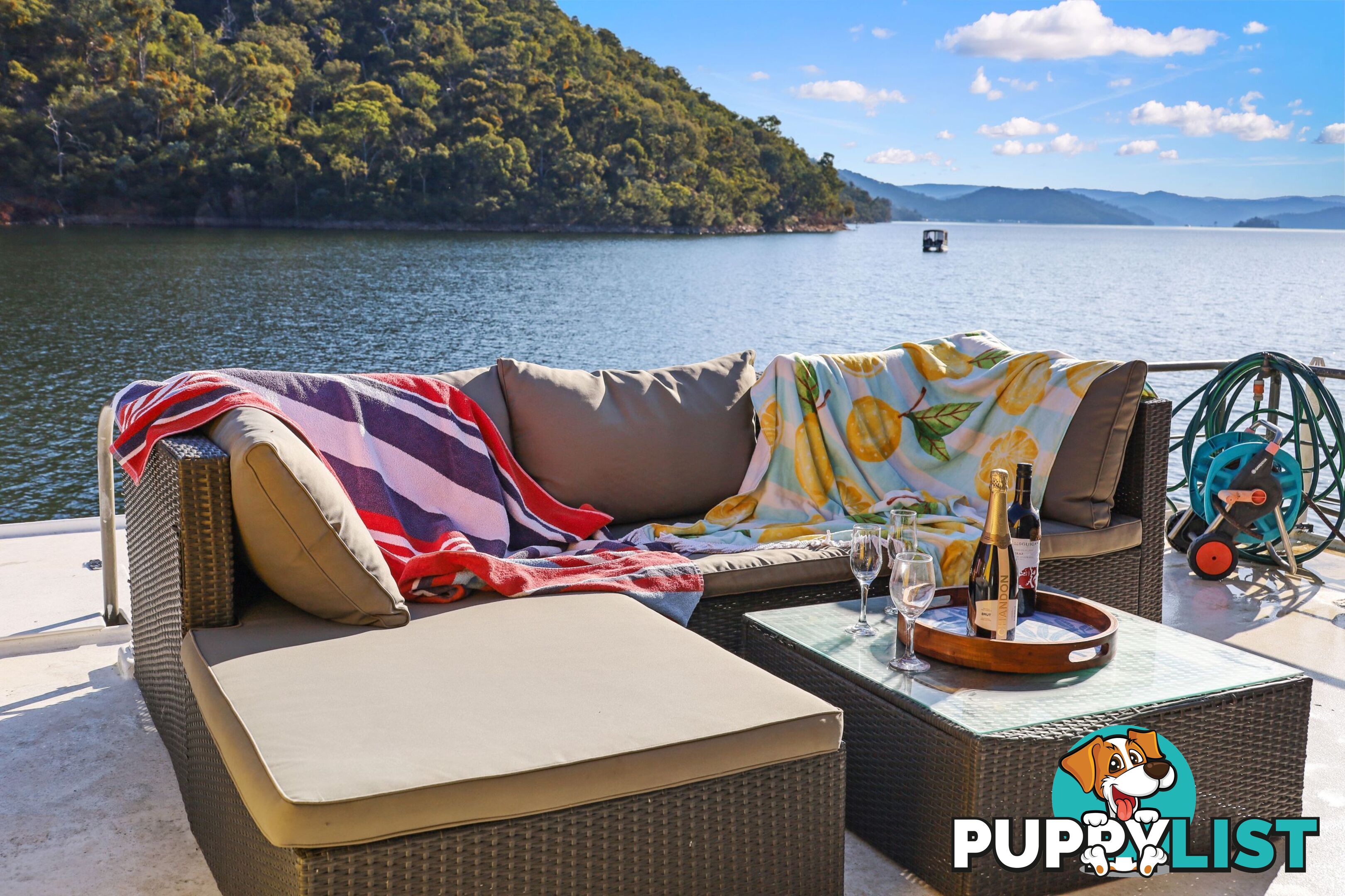 Serena Z Houseboat Holiday Home on Lake Eildon