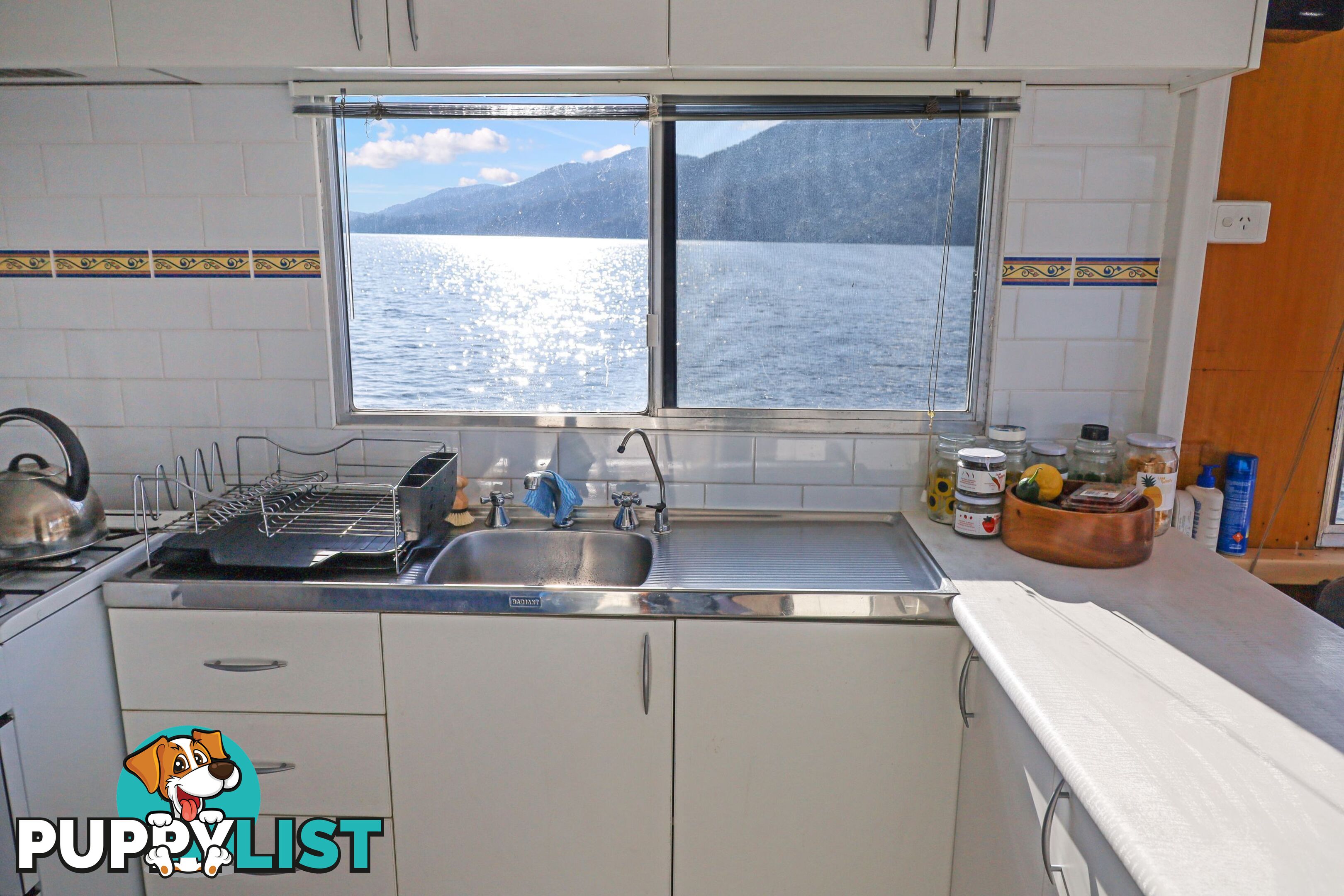 Serena Z Houseboat Holiday Home on Lake Eildon