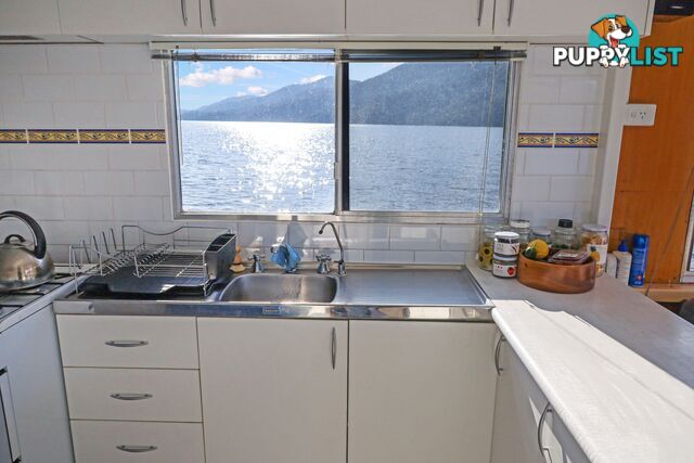 Serena Z Houseboat Holiday Home on Lake Eildon