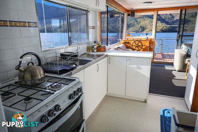 Serena Z Houseboat Holiday Home on Lake Eildon