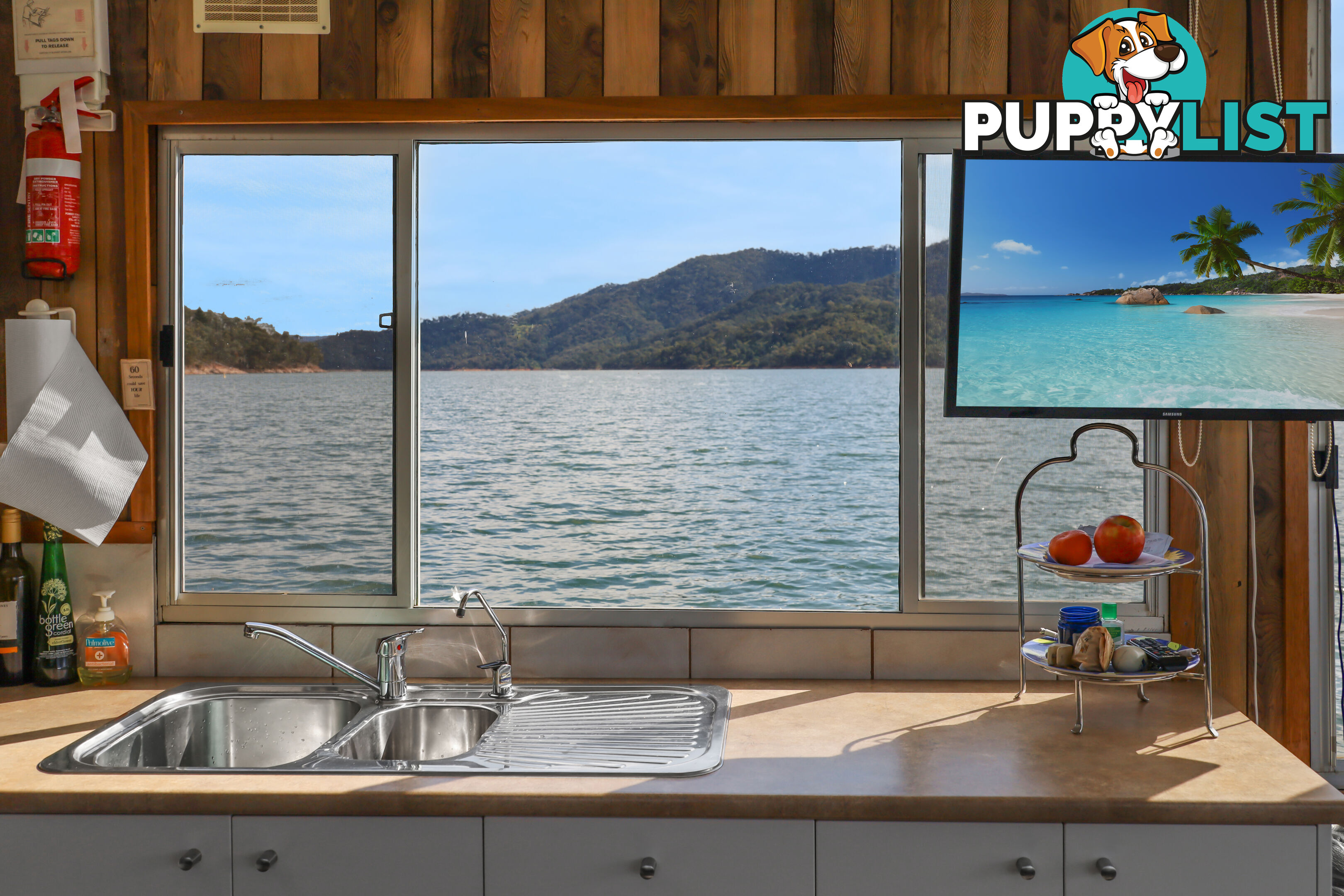 Getaway Houseboat Holiday Home on Lake Eildon