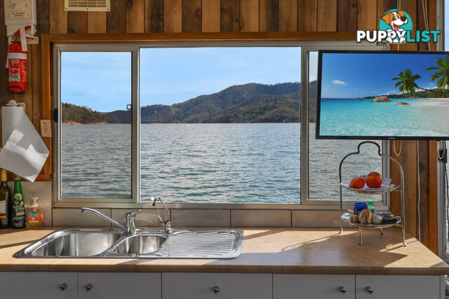 Getaway Houseboat Holiday Home on Lake Eildon