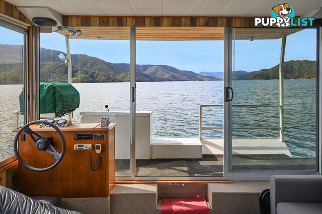 Getaway Houseboat Holiday Home on Lake Eildon