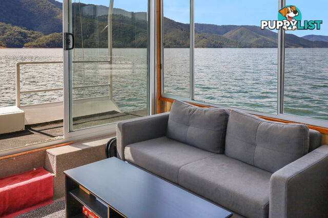 Getaway Houseboat Holiday Home on Lake Eildon