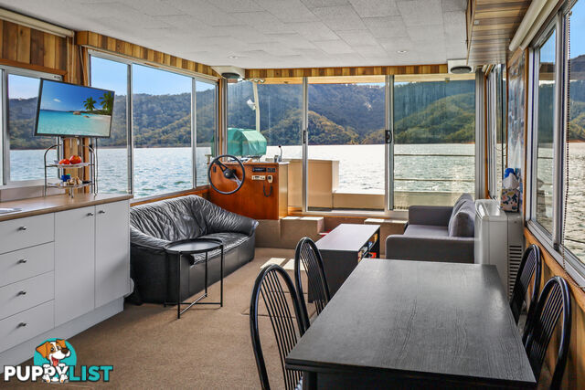 Getaway Houseboat Holiday Home on Lake Eildon