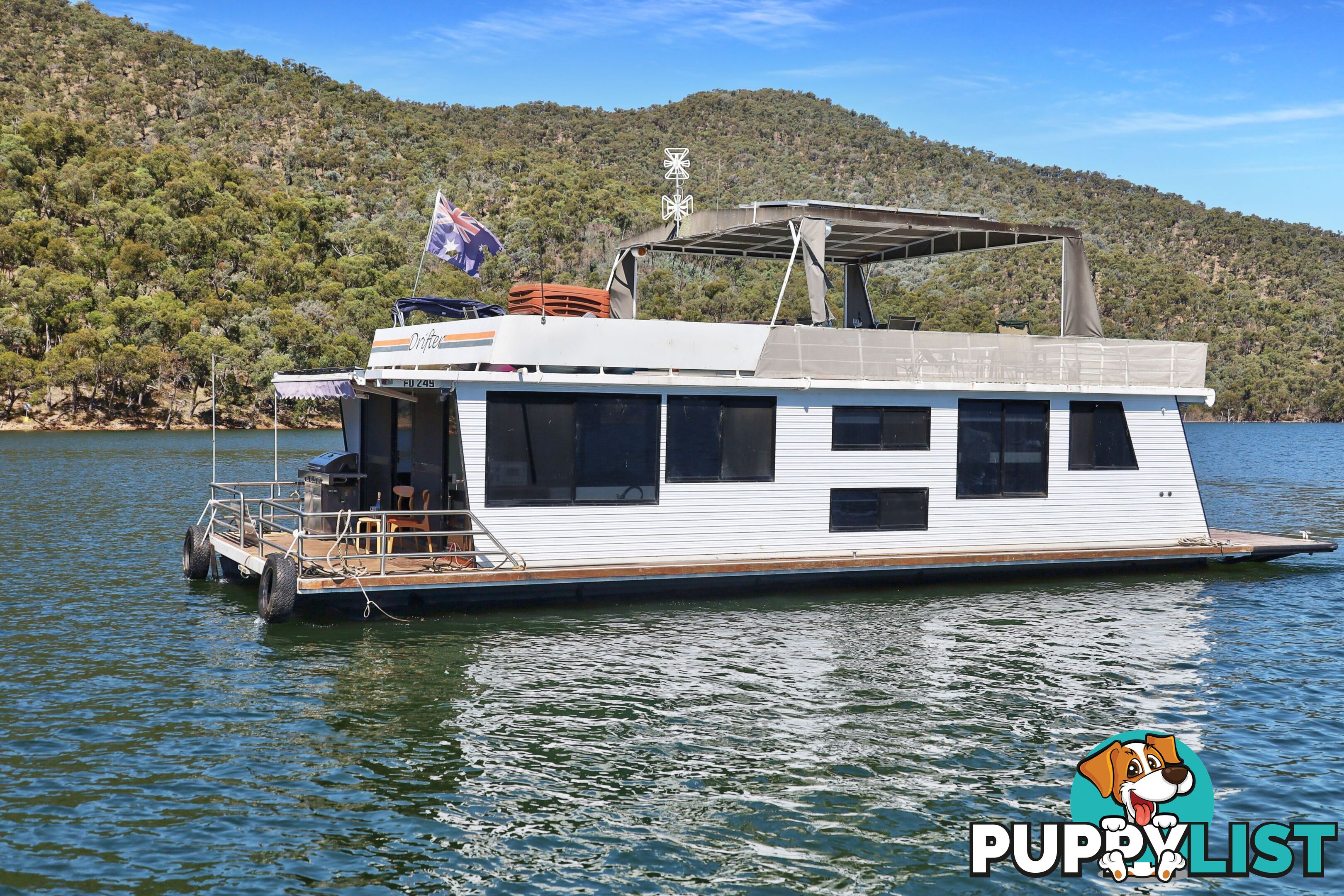 Drifter Houseboat Holiday Home on Lake Eildon