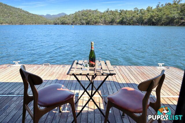 Drifter Houseboat Holiday Home on Lake Eildon