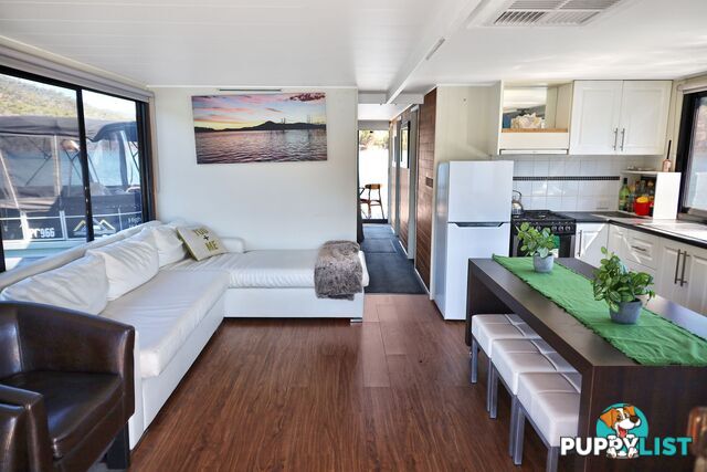 Drifter Houseboat Holiday Home on Lake Eildon