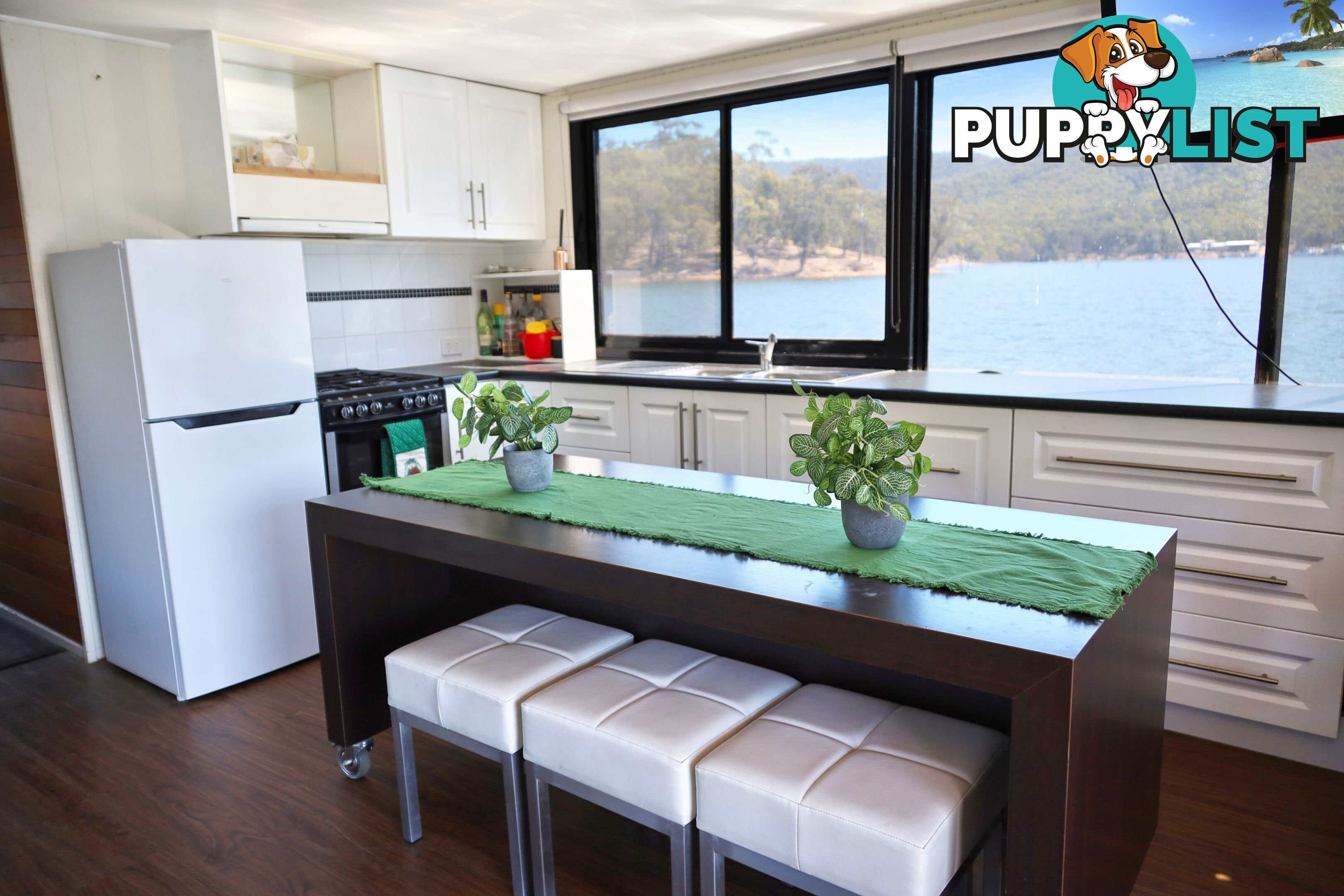 Drifter Houseboat Holiday Home on Lake Eildon