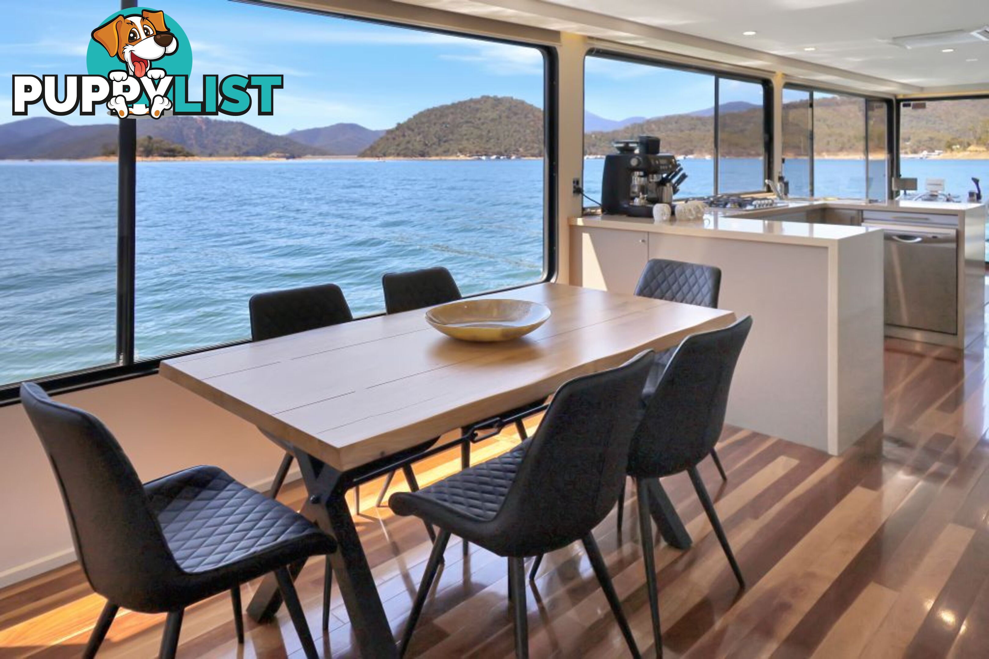 BLISS Houseboat Holiday Home on Lake Eildon