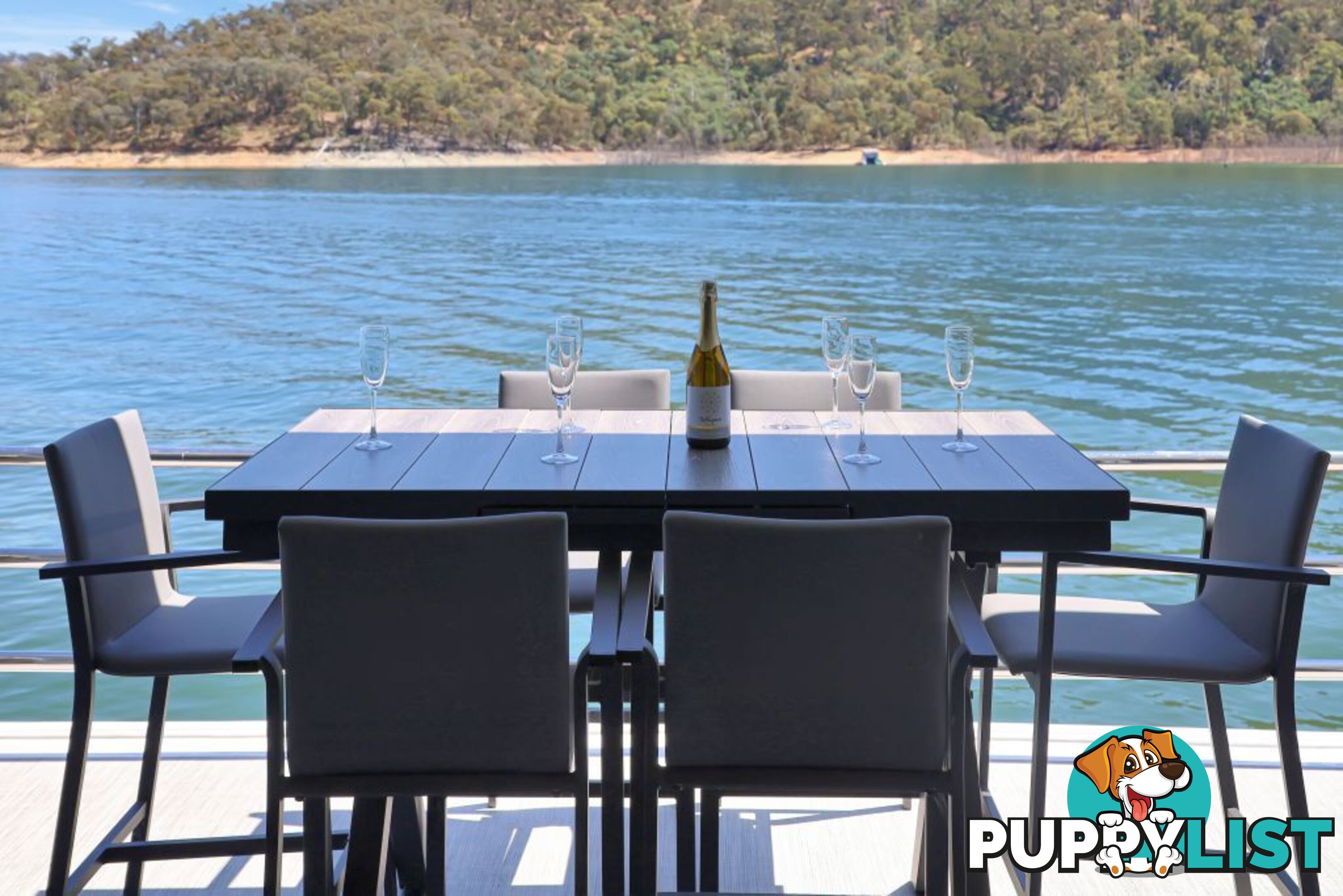 BLISS Houseboat Holiday Home on Lake Eildon