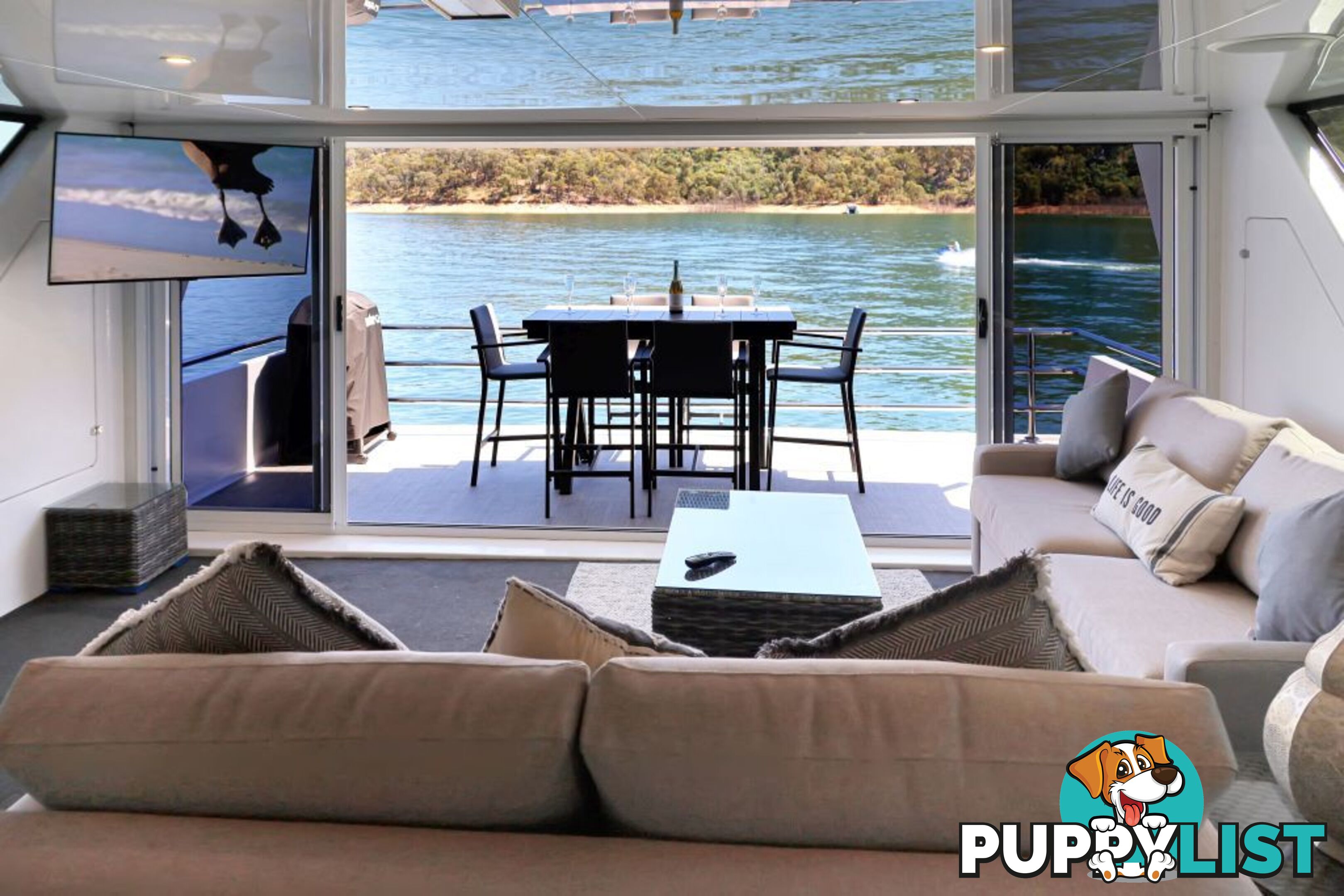 BLISS Houseboat Holiday Home on Lake Eildon