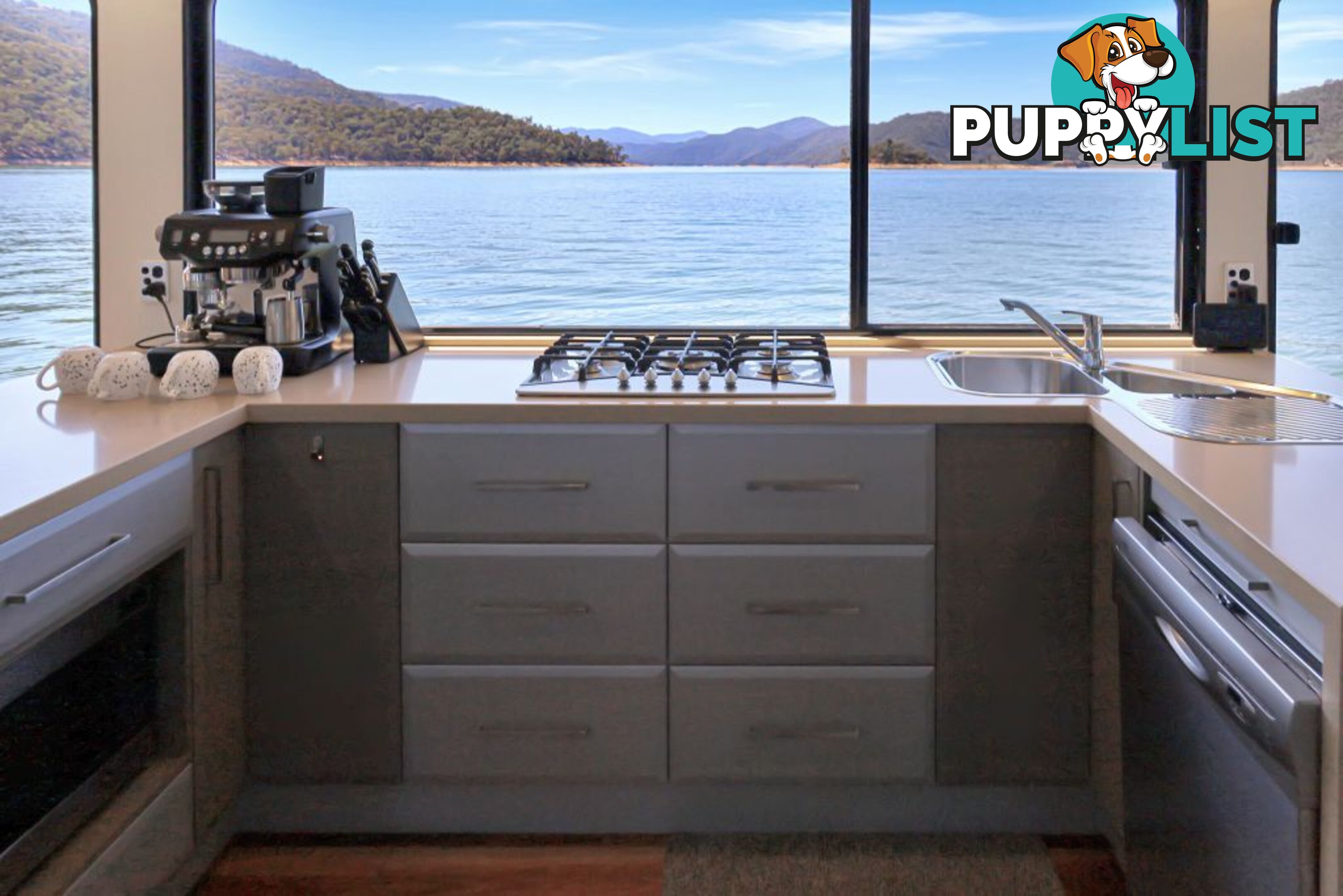 BLISS Houseboat Holiday Home on Lake Eildon