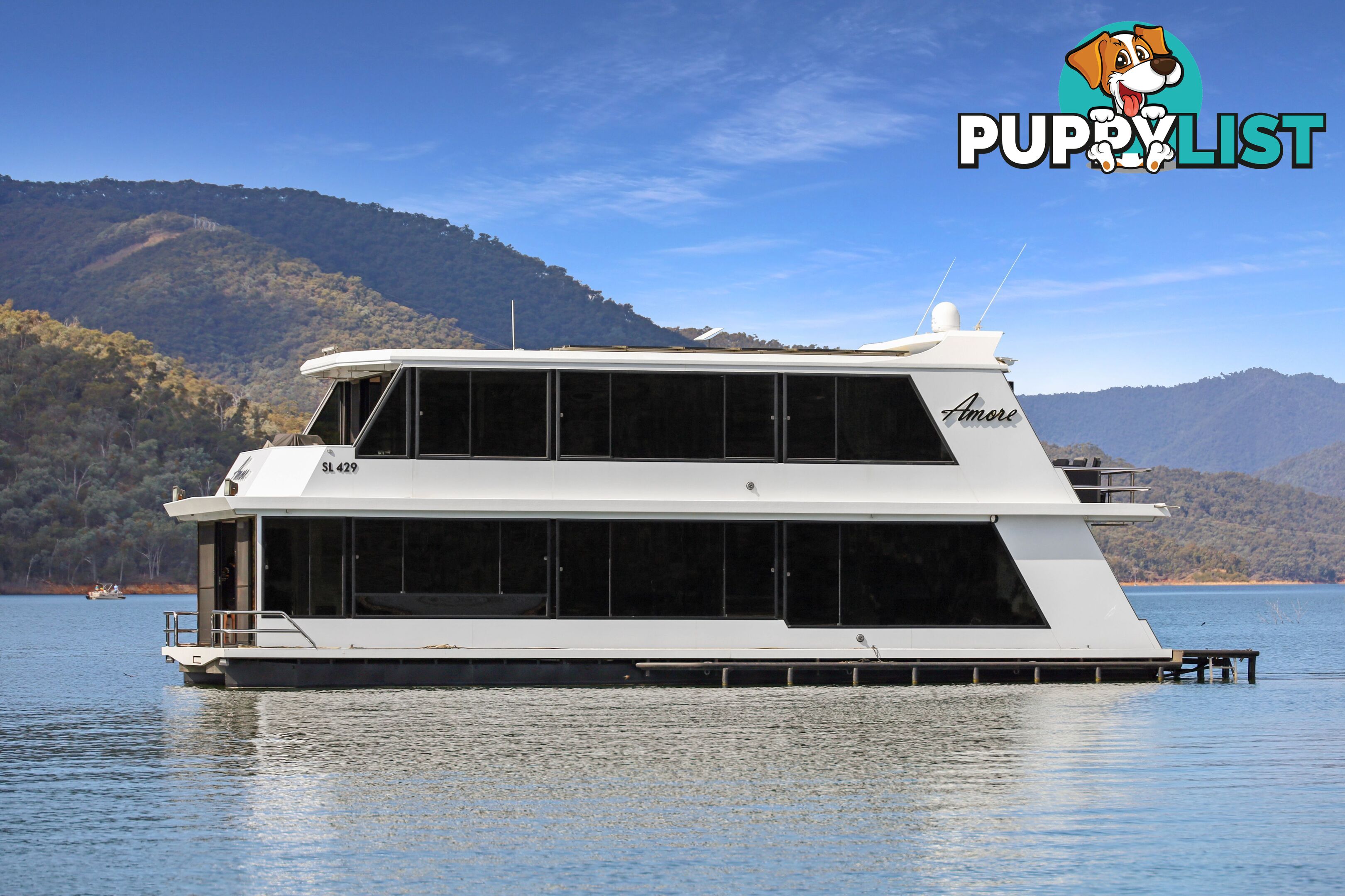 AMORE Houseboat Holiday Home on Lake Eildon